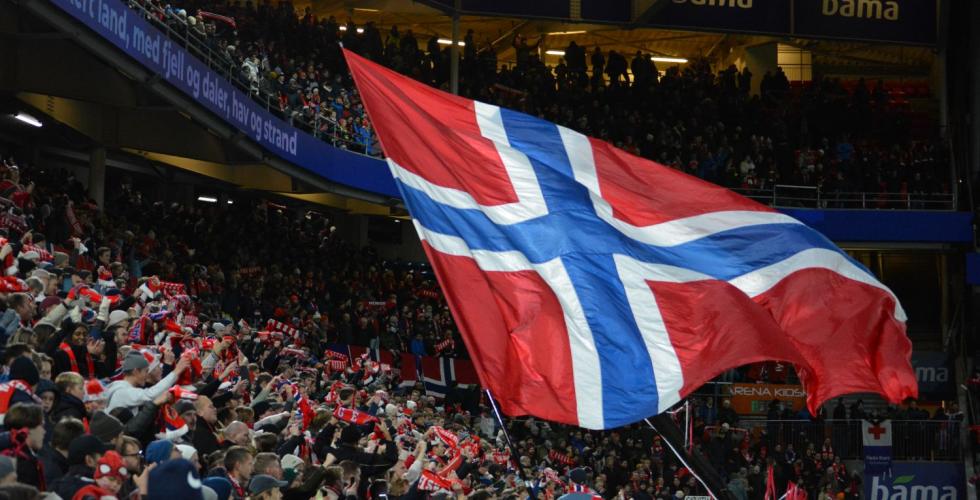 Norge flagg viftes p&aring; Ullev&aring;l stadion