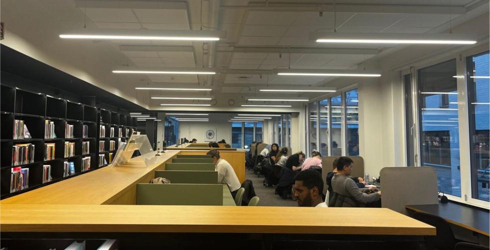 Bilete av studentar p&aring; bibliotek 