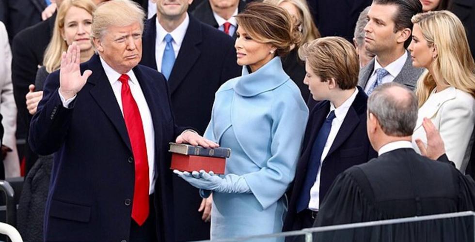 Donald Trump holder en h&aring;nd p&aring; bibelen mens han innvilges som president