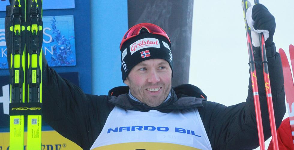 Emil Iversen jubler p&aring; pallen