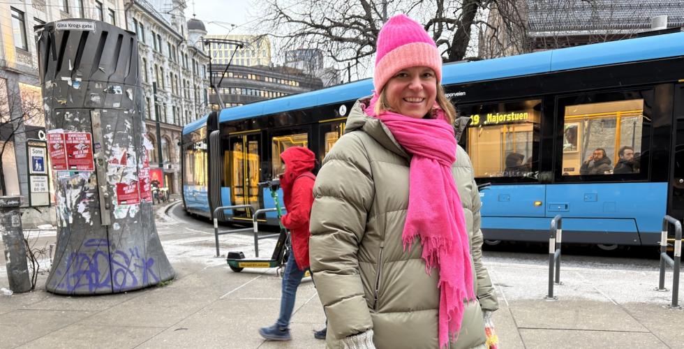 Julia Bland (53) i rosa kl&aelig;r