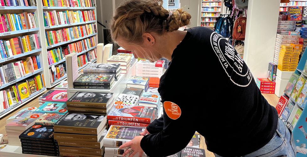 Ansatt p&aring; ARK rydder i liggende utstilling.