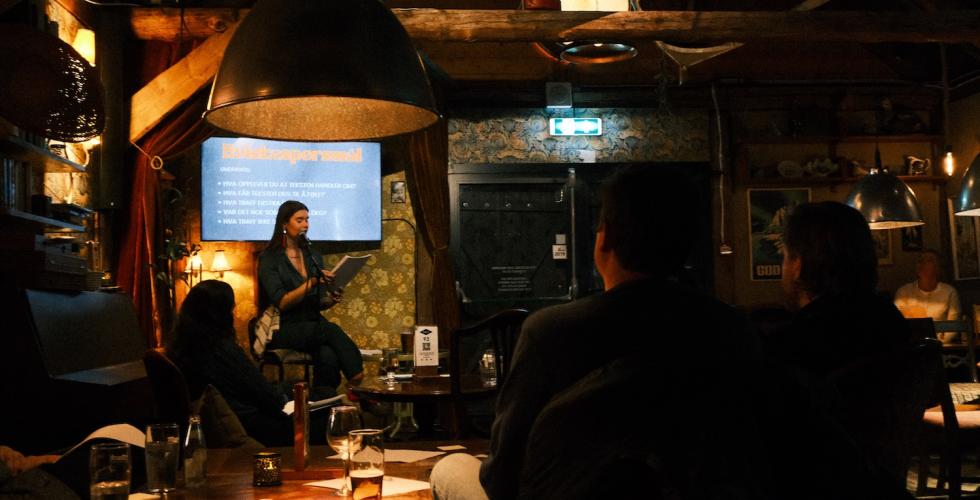 Dame p&aring; en scene som leser poesi