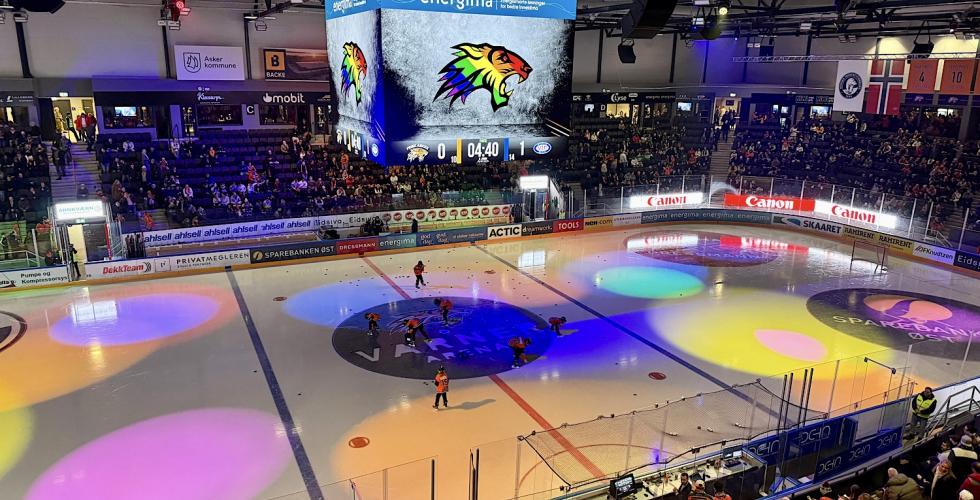 Inne i Varner Arena var hallen lyste hallen i Pridefargene. 