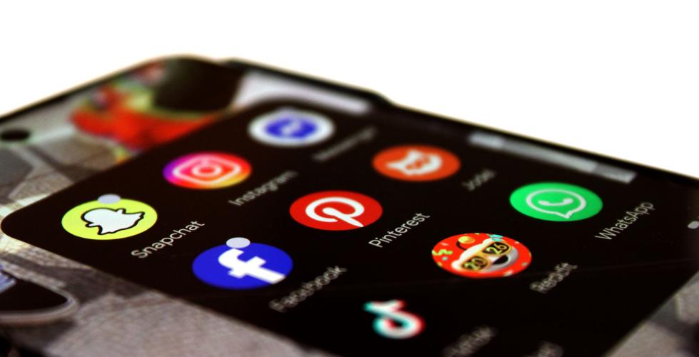 Close-up av en telefon med sosiale medier app-ikoner