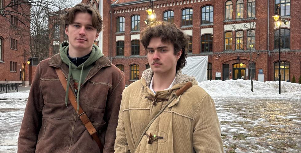 Sigurd Gr&oslash;ndahl Sulland og Mikael Schley Vestre som st&aring;r utenfor Foss VGS