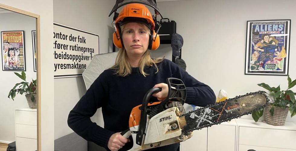 Henrette-Holmsen-Opdahl jobber PR-ansvarlig for det Norske Teateret. Hun savner flere menn i teatersalenene. Hun tror l&oslash;sningen er &aring; lage teater med teamer som vekker interesse hos menn. in