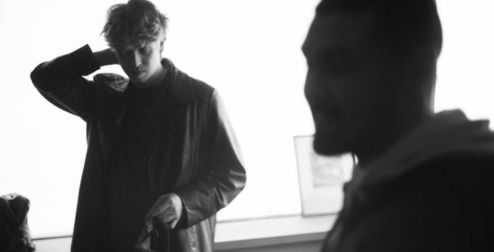 To gutter st&aring;r i svarthvit i et filmstudio