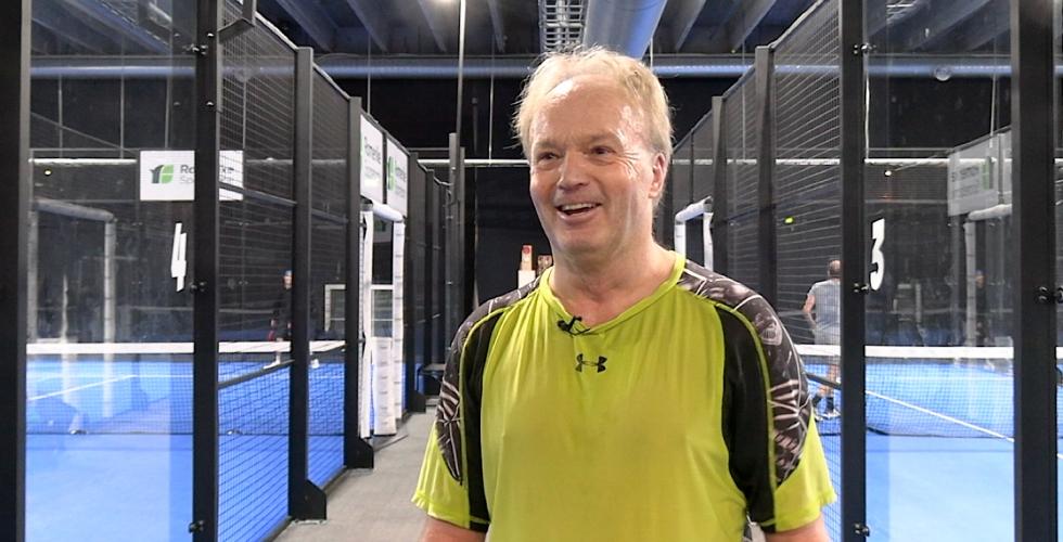 Paddelspiller inni paddelhallen