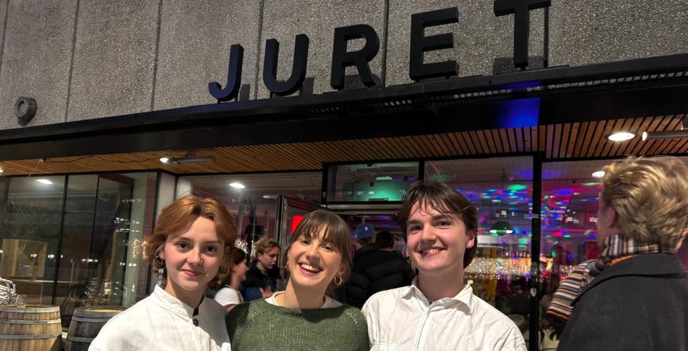 Ragnhild, Sofie og Henrik st&aring;r utenfor Juret bar i Vika, Oslo.