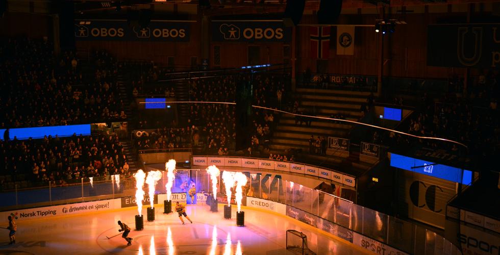 Flammekastere som spruter flammer i det Storhamar spillerne entre banen
