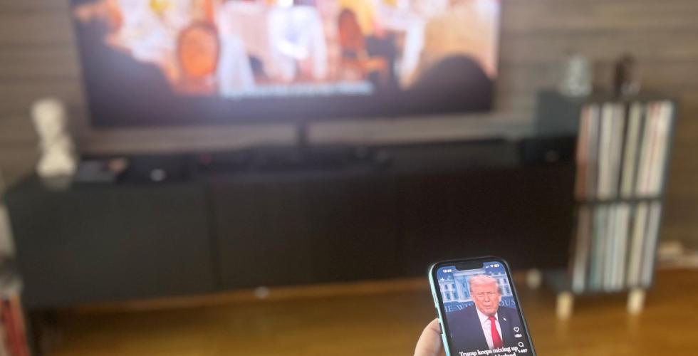 Scroller p&aring; telefonen samtidig som man ser p&aring; film