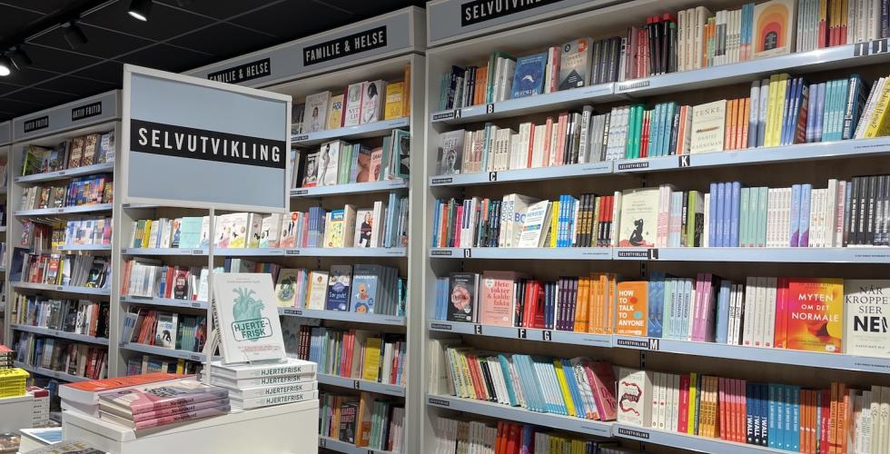 Bokhyller med selvutviklingsb&oslash;ker