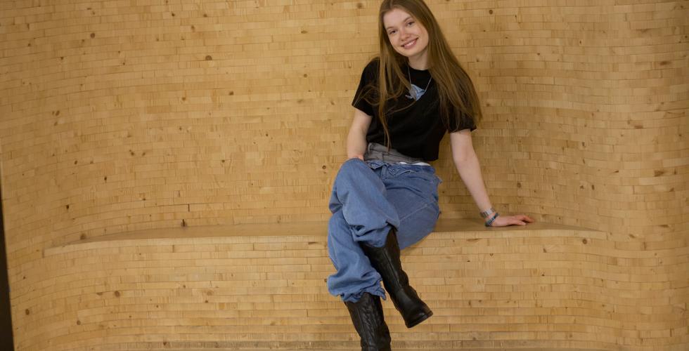 Sofiia Mykhalevych (19) sitter p&aring; en benk.