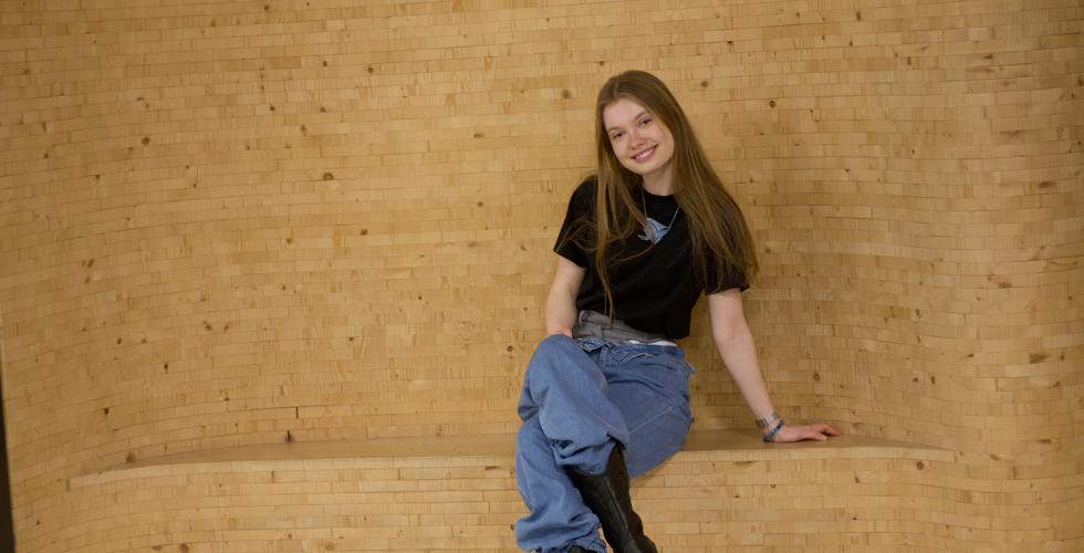 Sofiia Mykhalevych (19) sitter p&aring; en benk.