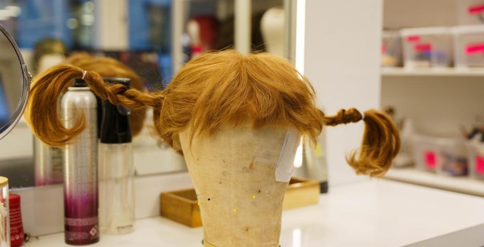 Pippi parykk som st&aring;r p&aring; sminkerommet