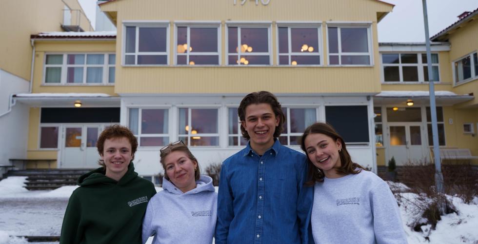 Elever foran Romerike Folkeh&oslash;yskole