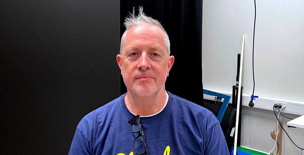 En mann som ser inn i kameraet