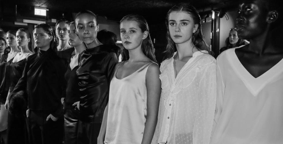 Modellene som st&aring;r klare for &aring; g&aring; catwalken 