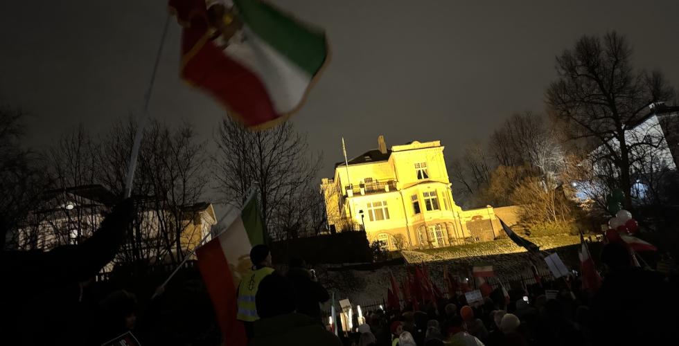 Demonstranter utenfor Irans ambassade