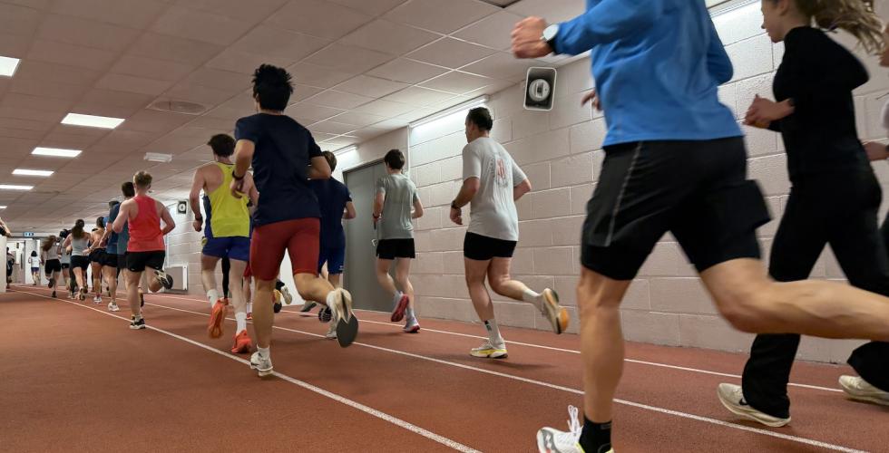 L&oslash;peb&oslash;lgen inntar innend&oslash;rsbane p&aring; Bislett.