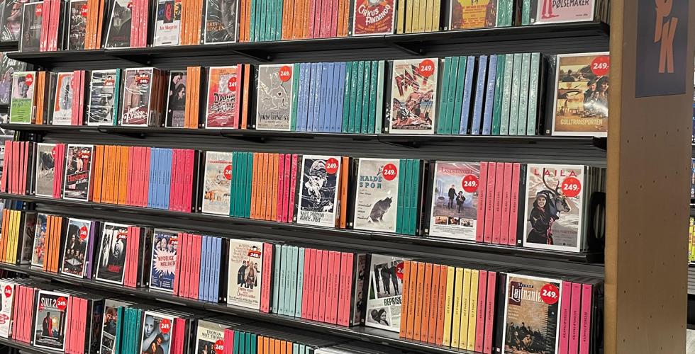 En hylle med fysiske dvd-er