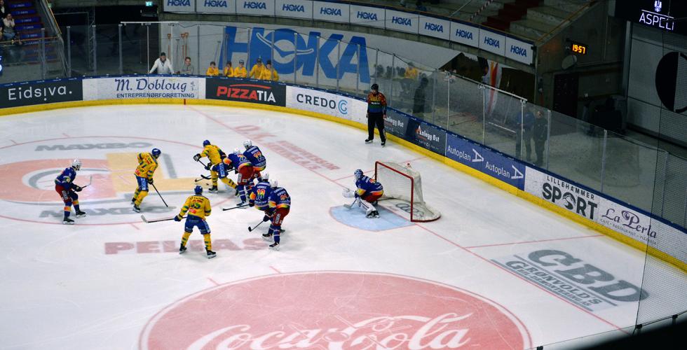 Spillere som kjemper foran m&aring;l