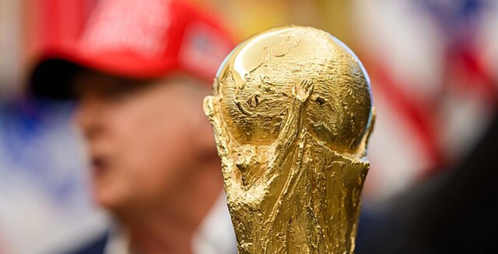 VM-trofeet i forgrunnen og president Donald Trump i bakgrunnen.