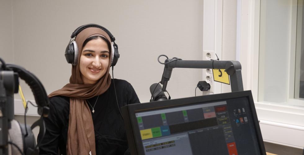 Jente ved mikrofonen i lydstudio