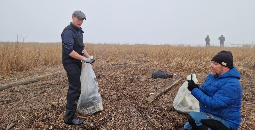 are og nils fra milj&oslash;stiftelsen elv og hav plukker s&oslash;ppel 