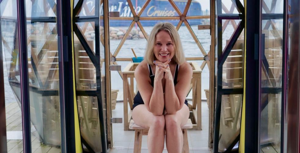 Anne M&oslash;ller sitter i badstuen ved Oslofjorden