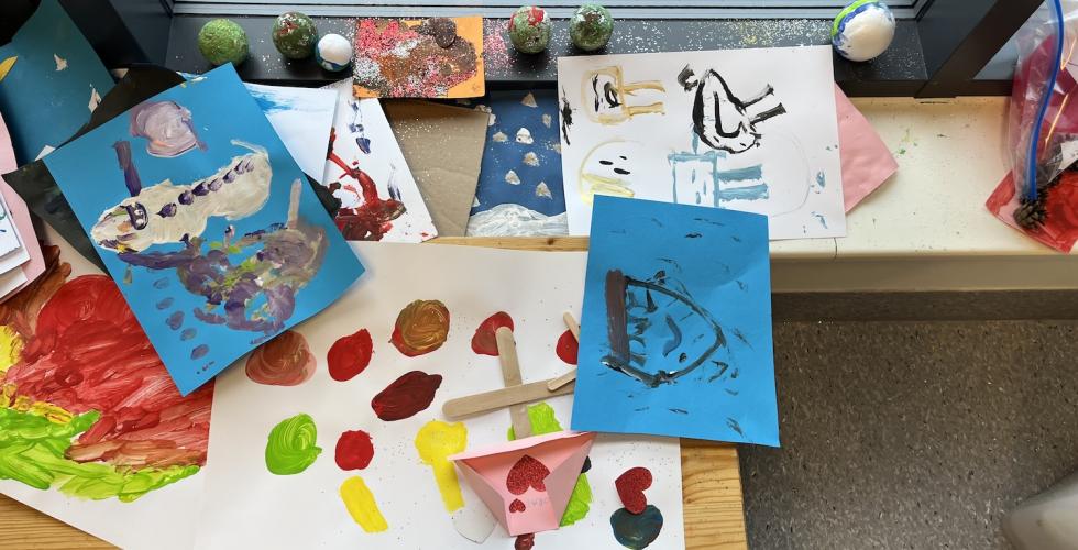 Ark som ligger i vinduskarm