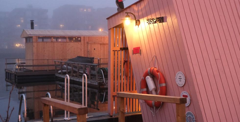 Bilde av badstue med oslofjorden i bakgrunnen