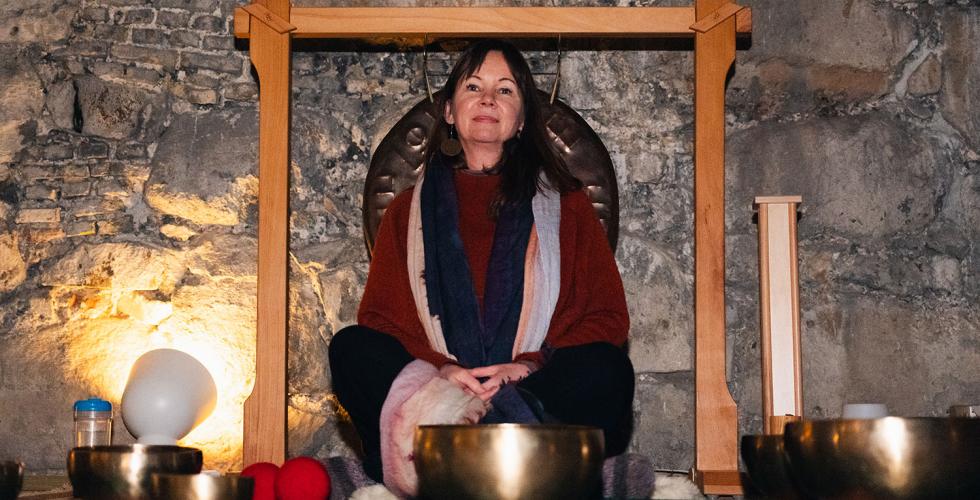 Therese Aasvik sitter foran gongen