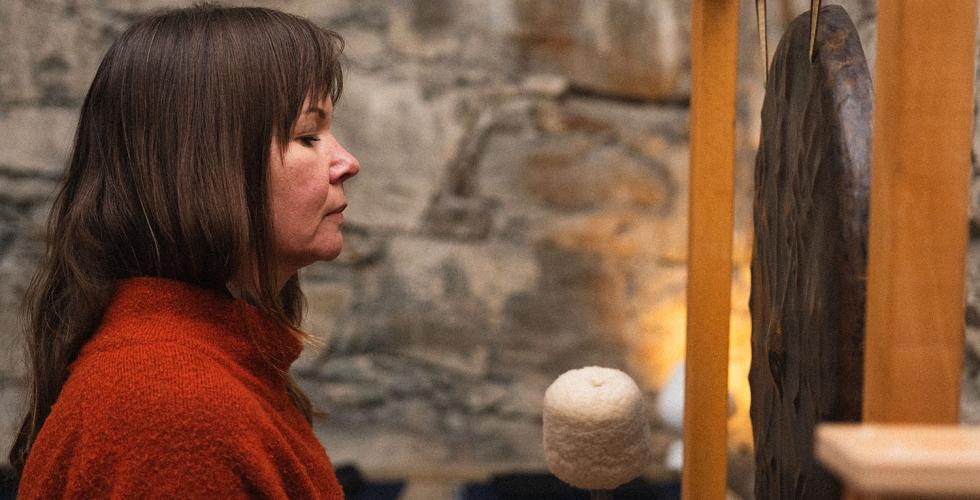 Sidebilde av Therese Aasvik som spiller p&aring; gong