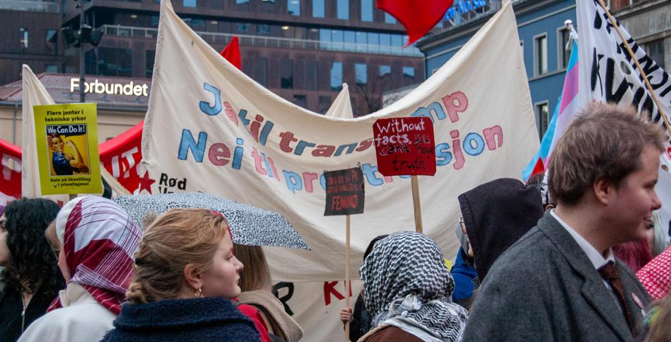 Plakater og faner p&aring; Youngstorget 8. mars