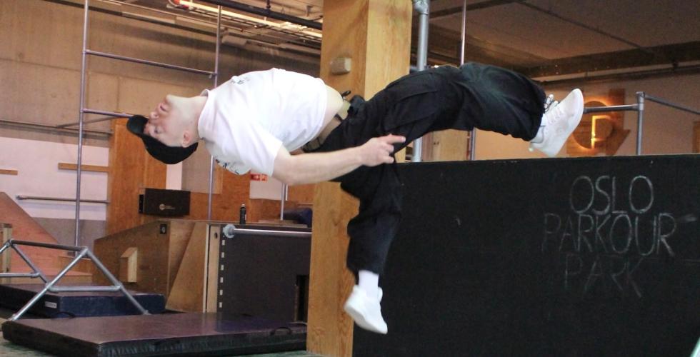 Christian Hansen tar en backflip.