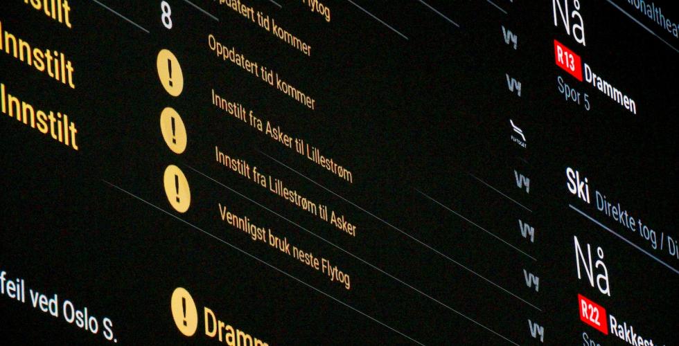 Avgangs tavle p&aring; Oslo S som viser flere innstilte tog og alternativ transport. 