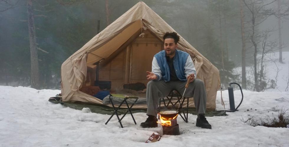 Jonatan prater foran teltet