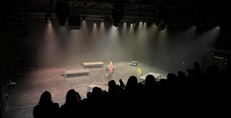 Skuespiller Kadir Talabani mottar applaus etter forestillingen