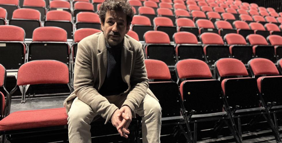 Skuespiller Kadir Talabani sittende i en tom sal