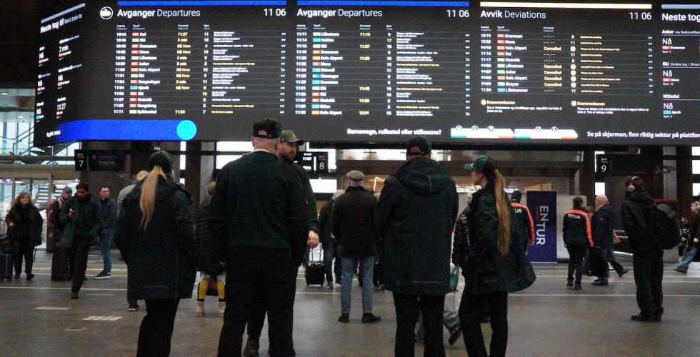 Fem kondukt&oslash;rer og togekspedit&oslash;rer som veileder frustrerte passasjerer p&aring; Oslo S