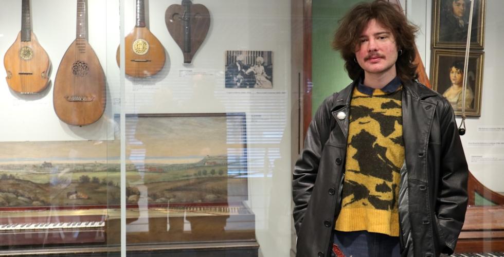 Laban st&aring;r foran instrumenter 