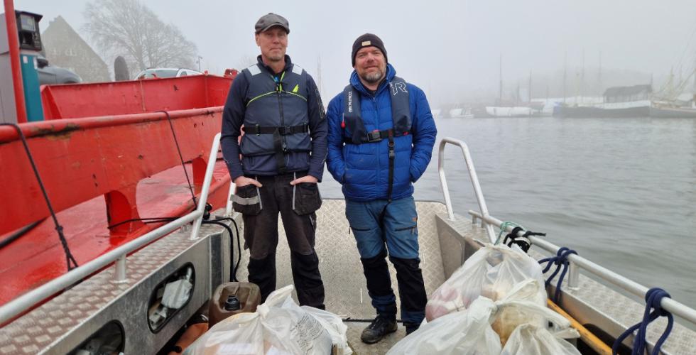Are Gr&oslash;nsund og Nils Bergstr&ouml;m i b&aring;ten etter ryddeaksjon.
