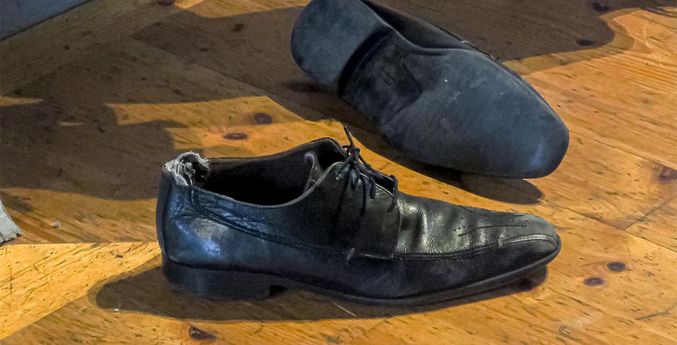 Et svart par orgelsko med &oslash;delagt h&aelig;l.