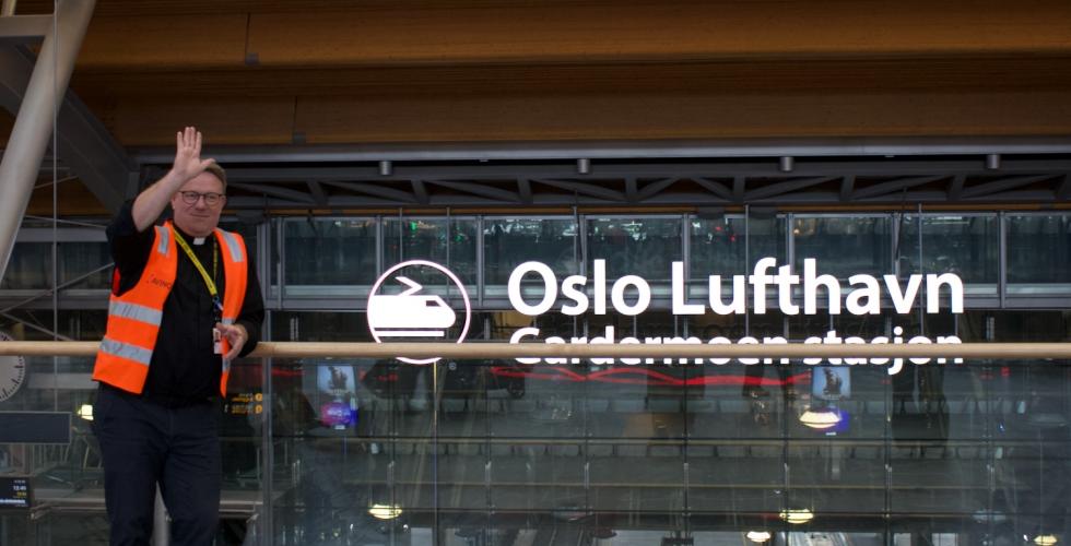 Lufthavnprest vinker