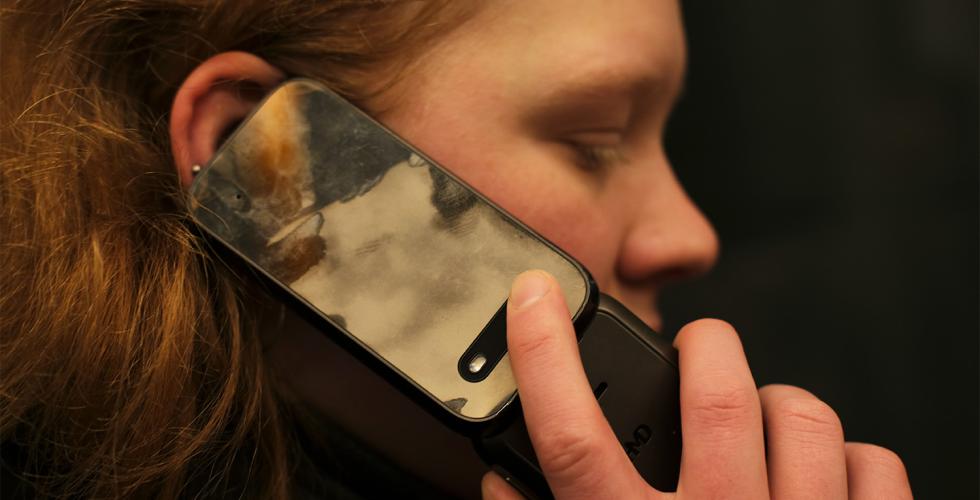 Sunniva snakker i dumtelefonen sin 