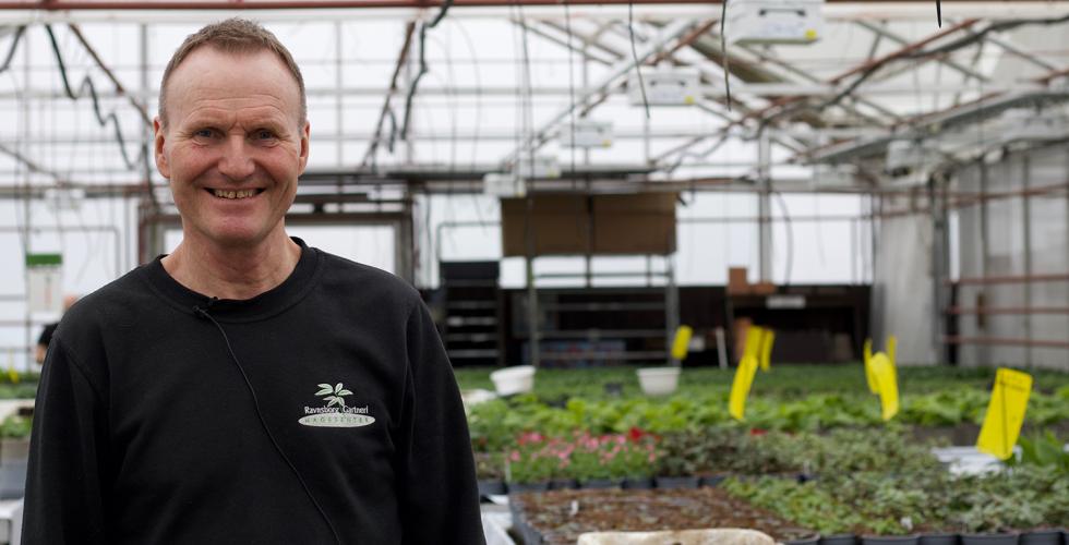 Her ser vi espen som er gartner hos Ravnsborg Gartneri  og Hagesenter