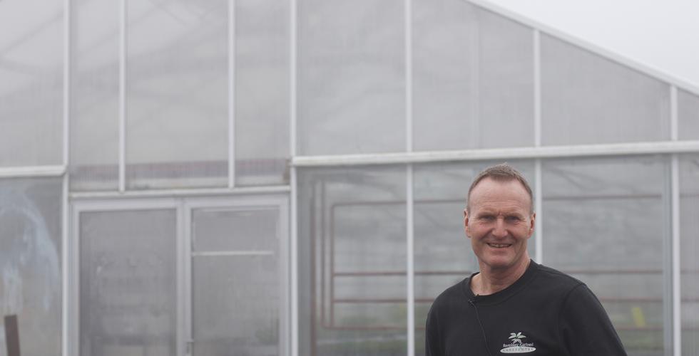 Espen ravnsborg st&aring;r foran drivhuset