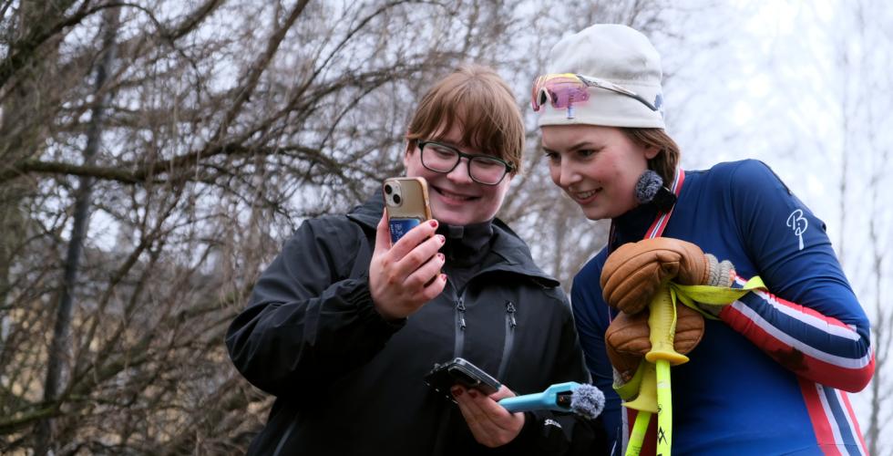 Hedda ser p&aring; innhold til tiktok med kameradama